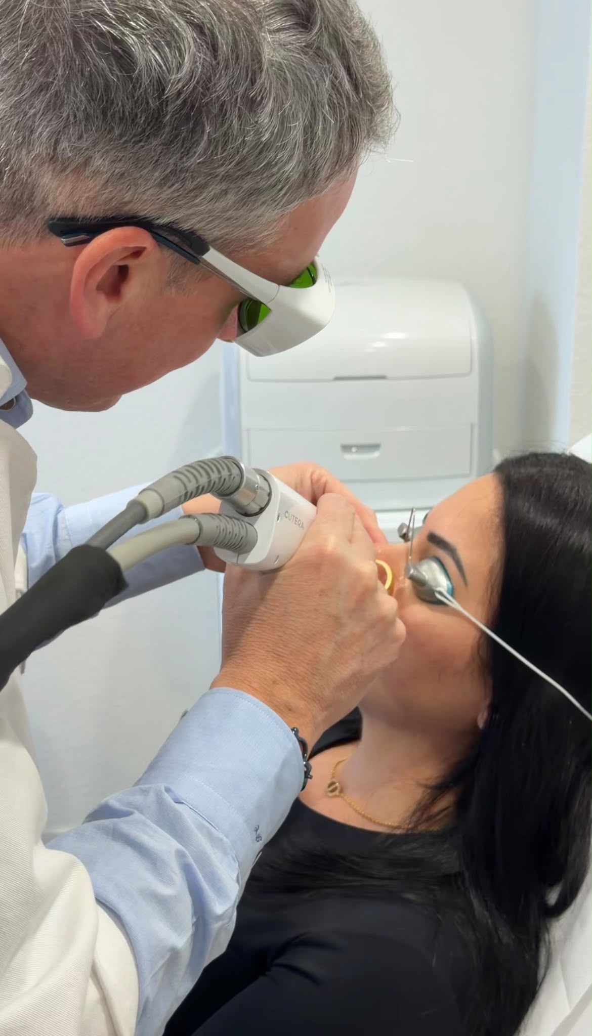Dr Franck Chaumeil réalisant un traitement Laser Genesis au Centre La Promenade à Sion